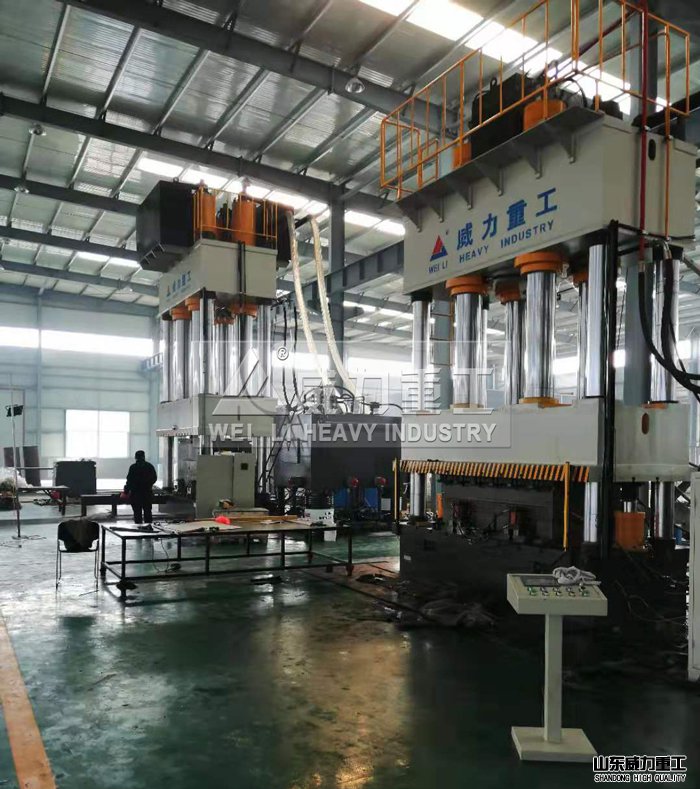 油壓機(jī)客戶(hù)生產(chǎn)汽車(chē)沖壓件現(xiàn)場(chǎng)