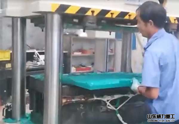 315噸復(fù)合漏糞板液壓機使用生產(chǎn)現(xiàn)場