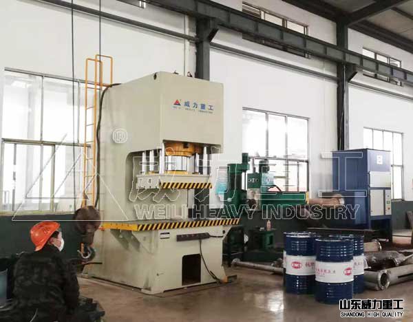 400噸單柱整形校直液壓機設(shè)備生產(chǎn)加工現(xiàn)場