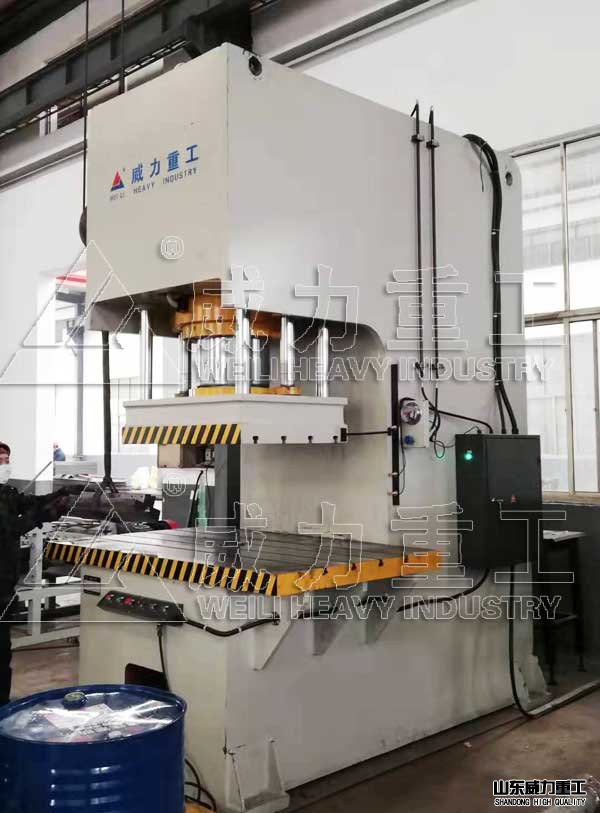400噸單柱油壓機客戶使用現(xiàn)場